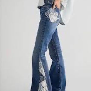 Free People Driftwood Farrah
Embroidered Flare Jeans 25